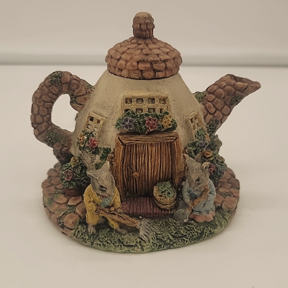 Dezine  Ltd Vintage 1993 Mousey Cottage Teapot